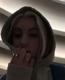 💚 94a38106 ผู้หญิง, เสื้อมีฮู้ด, ภาพเหมือน, ใบหน้า, คน, ในร่ม telegram sticker