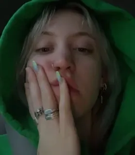 🖤 aa041075 ผู้หญิง, ผู้หญิง, ภาพเหมือน, เสื้อมีฮู้ด, ใบหน้า, เซลฟี่ telegram sticker