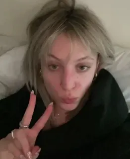 🖤 af01960b ผู้หญิง, สัญลักษณ์สันติภาพ, ผมบลอนด์, เซลฟี่, ภาพบุคคล, คน telegram sticker