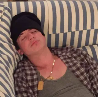 🌽 1209f9f2 tidur, sofa, pria, santai, kupluk, flanel whatsapp sticker