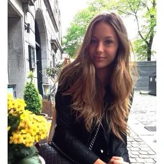 😚 04c93377 mujer, chica, retrato, flores, sentada whatsapp sticker