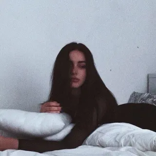 😚 637f0672 mujer, morena, cama, almohada, acostada whatsapp sticker