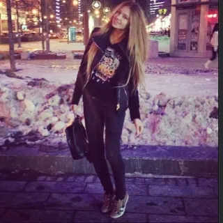 😛 78daf4a2 mujer, rubia, moda, ciudad, invierno whatsapp sticker