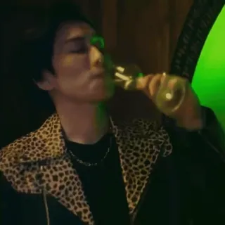 🔲 95d3b99e hombre, bebiendo, estampado leopardo, alcohol, botella, casual, vida nocturna whatsapp sticker