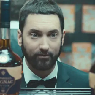 🎤 eb87f1cf GNAC мужчина, алкоголь, коньяк, галстук-бабочка, костюм, бутылка whatsapp sticker