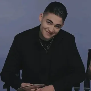 ✨ 11d930dd Hero Fiennes Tiffin Schauspieler, Promi, Porträt, Mann, Lächeln telegram sticker