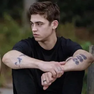 ✨ 822f27a5 Mann, sitzend, Tattoos, Porträt, Person, lässig telegram sticker