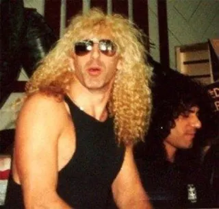 😲 6ba920c5 mężczyzna, kręcone włosy, okulary przeciwsłoneczne, portret, osoba, piosenkarz, muzyk telegram sticker