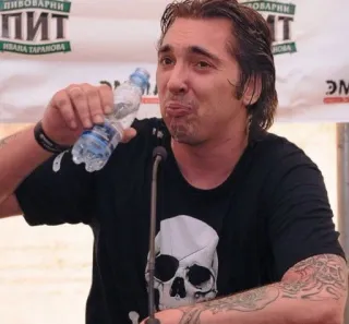 🃏 a1eaf806 mężczyzna, woda, czaszka, koszulka, portret telegram sticker