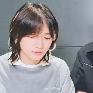 🗿 5701832d Person, Mann, Porträt, Koreanisch, Idol, Frisur telegram sticker