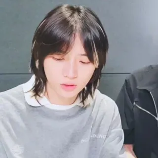 🧷 b1b34b7a NO YOUNG Person, Haare, Freizeitkleidung, Innenbereich, Gesicht telegram sticker