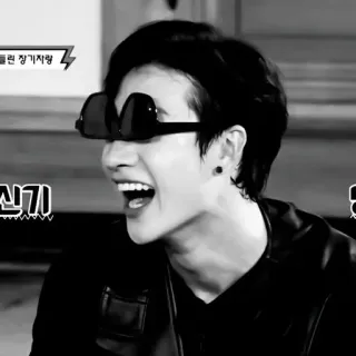 👣 0eac323c 틀린 장기 자랑 orang, kacamata hitam, tertawa, hiburan telegram sticker