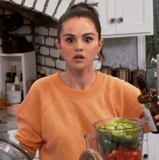 🍊 44feaa6c Selena Gomez promi, frau, küche, ausdruck, kochen, reagieren, gesicht whatsapp sticker