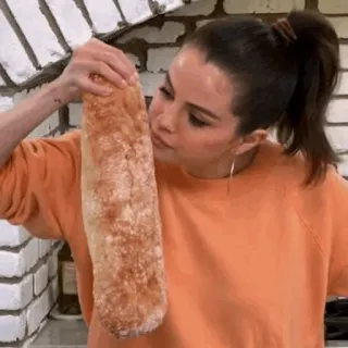 🍊 537db7d1 Selena Gomez Frau, Brot, Essen, Person, Promi, Baguette whatsapp sticker