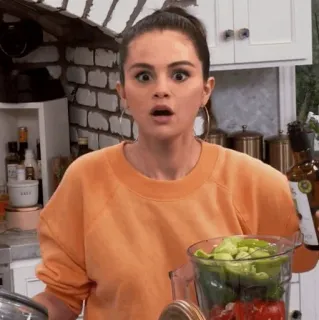 🍊 f88c7ece Selena Gomez Selena Gomez, geschockt, Küche, Kochen whatsapp sticker