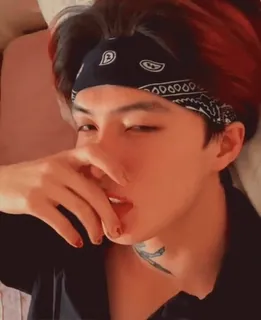 😏 619b454b orang, kuku merah, bandana, potret, tato, dalam ruangan telegram sticker