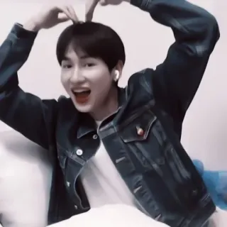 ⚓️ c09eea93 pessoa, homem, gesto de coração, sorriso, casual, feliz telegram sticker