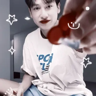 ⚓️ ec13cb9f PC LE homem, interior, camiseta, roupa casual, sentado telegram sticker