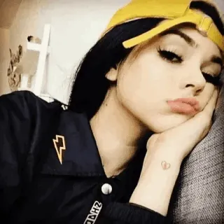 🙁 1b789a61 여자, 인물사진, 소녀, 모자, 사람, 캐주얼, 갈색 머리, 스타일리쉬 telegram sticker