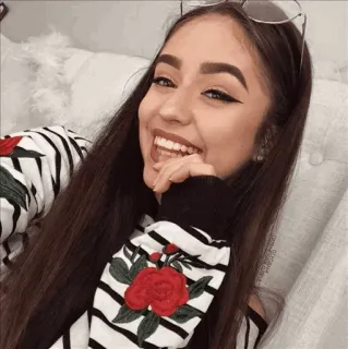 😄 2f10800b 여자, 미소, 인물사진, 갈색 머리, 아이라이너, 패션, 사람 telegram sticker