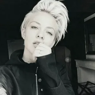 😐 3344dadb 여자, 인물사진, 사람, 금발 머리, 후드티, 클로즈업 telegram sticker