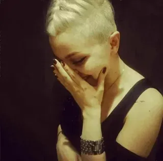 😹 55dec8ff 여자, 짧은 머리, 인물 사진, 얼굴, 손 telegram sticker