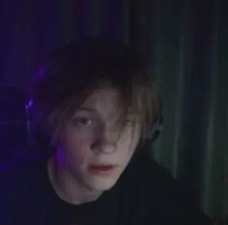 😳 186eff06 人物, ポートレート, 顔写真, ティーンエイジャー, ヘッドホン telegram sticker