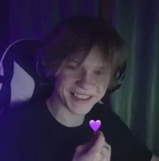 💜 8a46d32c ポートレート, 人物, ハート, ヘッドホン, 笑顔, 屋内 telegram sticker