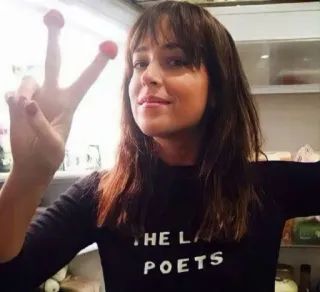 ✌️ 1383d5d1 THE LAZY POETS 여자, 셔츠, 앞머리, 손 제스처 whatsapp sticker