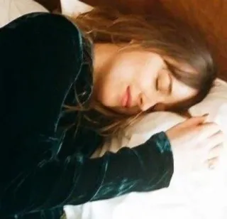 😴 be7904e2 수면, 여자, 침대, 베개, 휴식 whatsapp sticker