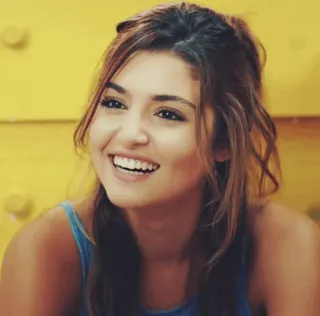 😆 23d11a8b vrouw, portret, glimlach, blij/gelukkig, brunette, persoon telegram sticker