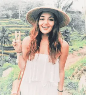 ✌️ 24f0a1c2 vrouw, vredesteken, hoed, reizen, jurk, glimlachend, positief telegram sticker