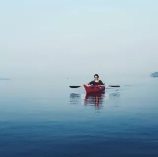 🚣‍♀ 590142e4 kajak, water, meer, rode kajak, peddelen, outdoor, zee, avontuur telegram sticker