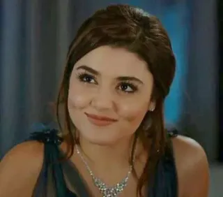 😊 8bf88f59 vrouw, actrice, portret, glimlachend, ketting telegram sticker