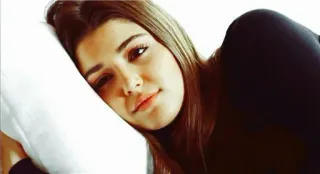 ✨ e8320803 vrouw, portret, kussen, slaapkamer, slaperig, rustend telegram sticker