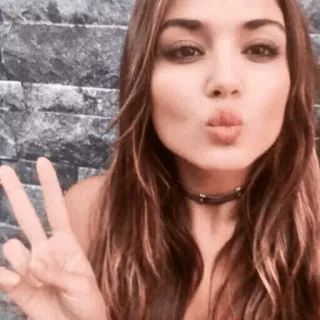 ✌️ fb0896d5 vredesteken, vrouw, selfie, schattig, brunette telegram sticker