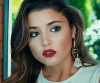 ▫️ 1f516ddf femme, portrait, lèvres rouges, boucles d'oreilles, brune telegram sticker