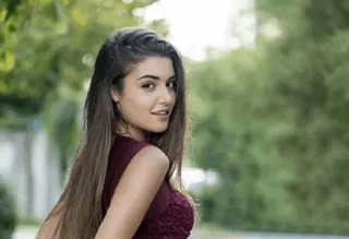 ▫️ 2419ae55 femme, fille, portrait, brune, souriante, regard en arrière telegram sticker