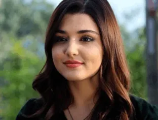 ▫️ ef6f92e4 femme, portrait, beauté, brune, sourire, visage telegram sticker