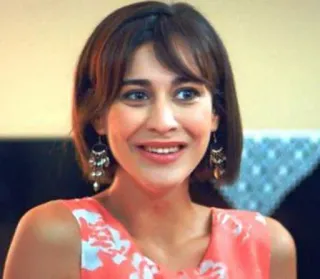 😐 13d0c333 女人, 肖像, 微笑, 人物, 耳环, 碎花裙 telegram sticker