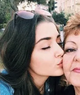 😍 a2647d2c 人物, 女性, 亲吻, 感情, 祖母 telegram sticker