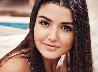 😐 b26beaa7 女人, 棕发, 肖像, 微笑, 人物, 汉德·埃塞尔 telegram sticker