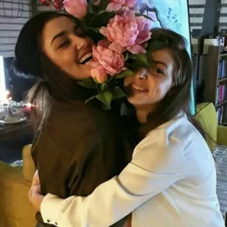 👭 059a1be5 phụ nữ, hoa, ôm, tình bạn, mỉm cười telegram sticker