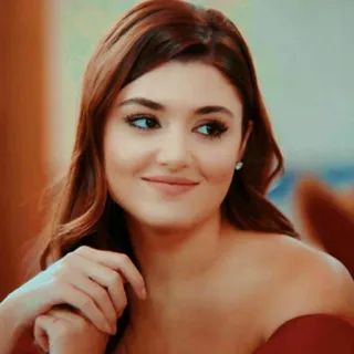 😐 1f0f7e6e phụ nữ, chân dung, nụ cười, khuôn mặt, người, Hande Ercel, tóc nâu telegram sticker