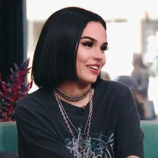 💛 02565f40 여자, 검은 머리, 인물 사진, 보석, 목걸이 telegram sticker