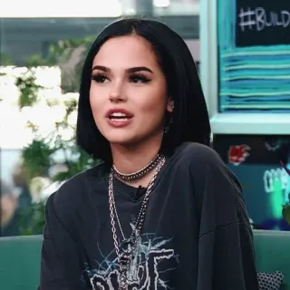 💛 7fe620db #BUILD 여자, 가수, 유명인, 인물 사진, 사람, 목걸이 telegram sticker