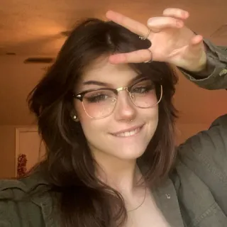 📻 1f7b315d женщина, девушка, очки, селфи, портрет, знак мира, улыбка, в помещении telegram sticker