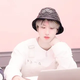 🐿 9e2040fb pessoa, bucket hat, jardineira, fundo rosa claro telegram sticker