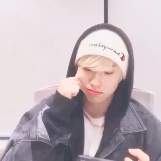 🐿 abe27172 pessoa, homem, moletom com capuz, gorro, interior, campeão telegram sticker