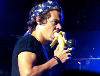 🍌 3a7fa9c7 Harry Styles Harry Styles, piosenkarz, banan, muzyka, koncert, występ, celebryta whatsapp sticker